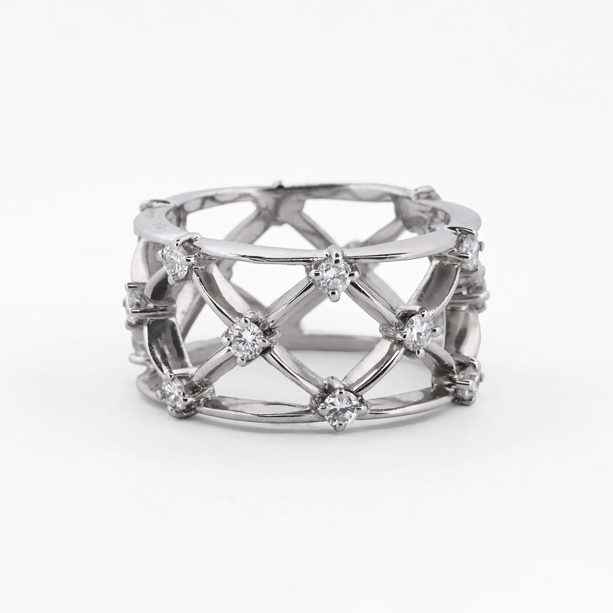Anillo de oro blanco de 18kt en red con  18 diamantes talla brillante en cada cruce. Una pieza de alta joyería de una prestigiosa joyeria de lujo de Barcelona, Ramón Joiers.