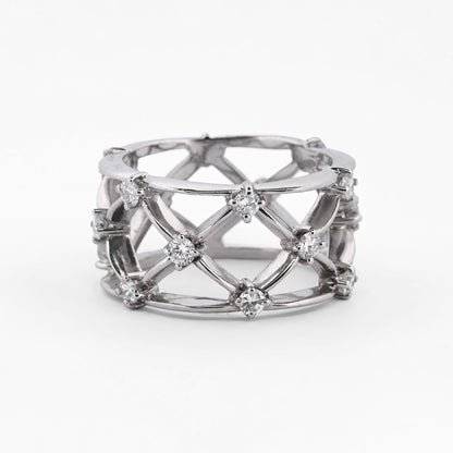 Anillo de oro blanco de 18kt en red con  18 diamantes talla brillante en cada cruce. Una pieza de alta joyería de una prestigiosa joyeria de lujo de Barcelona, Ramón Joiers.