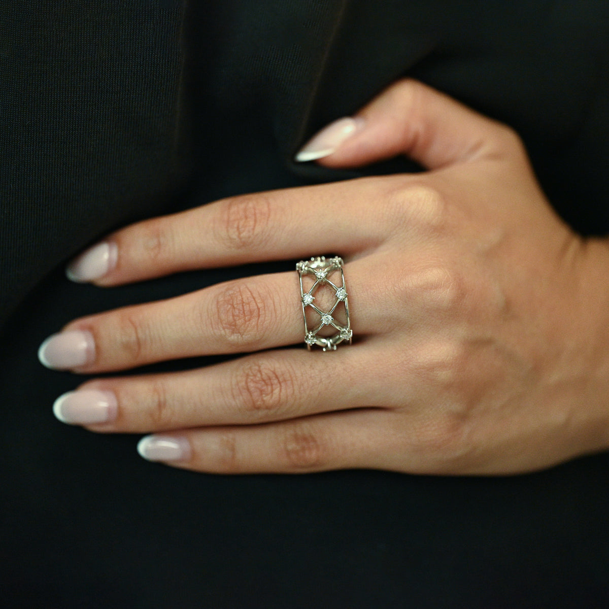 Anillo de oro blanco de 18kt en red con  18 diamantes talla brillante en cada cruce. Una pieza de alta joyería de una prestigiosa joyeria de lujo de Barcelona, Ramón Joiers.