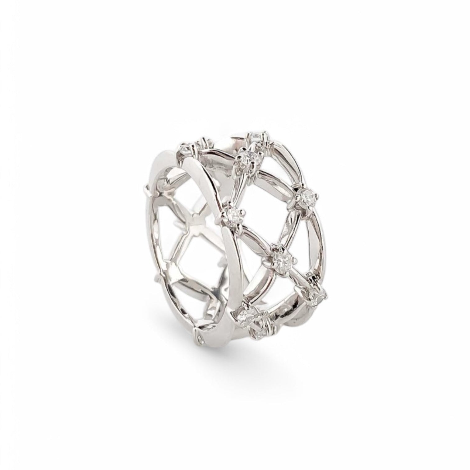 Anillo de oro blanco de 18kt en red con 18 diamantes talla brillante en cada cruce. Una pieza de alta joyería de una prestigiosa joyeria de lujo de Barcelona, Ramón Joiers.
