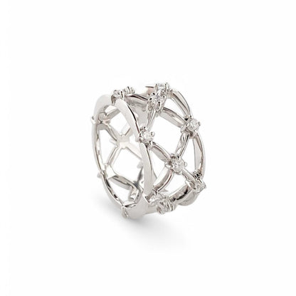 Anillo de oro blanco de 18kt en red con 18 diamantes talla brillante en cada cruce. Una pieza de alta joyería de una prestigiosa joyeria de lujo de Barcelona, Ramón Joiers.