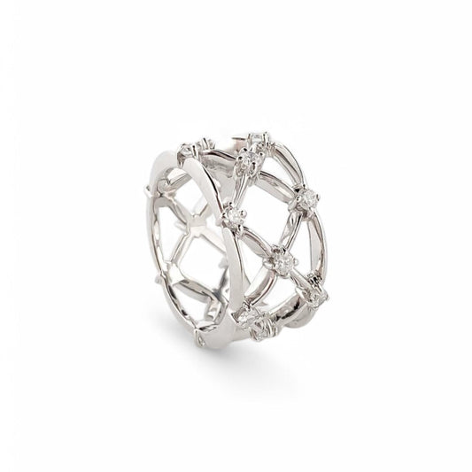 Anillo de oro blanco de 18kt en red con 18 diamantes talla brillante en cada cruce. Una pieza de alta joyería de una prestigiosa joyeria de lujo de Barcelona, Ramón Joiers.