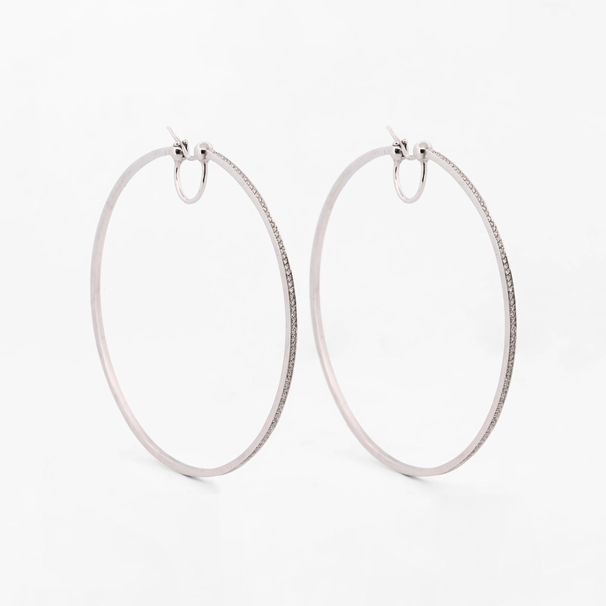 Pendientes de Aro realizados en oro blanco de 6cm de diámetro interior y cierre por presión. Con diamantes en la parte delantera. Joyas con diamantes baratas.