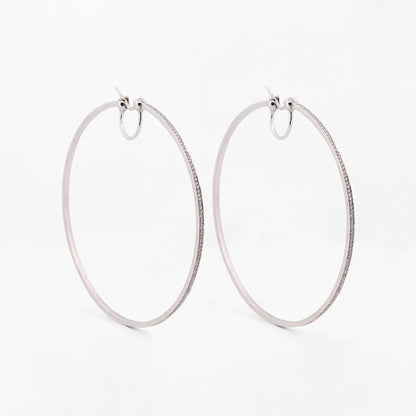 Pendientes de Aro realizados en oro blanco de 6cm de diámetro interior y cierre por presión. Con diamantes en la parte delantera. Joyas con diamantes baratas.