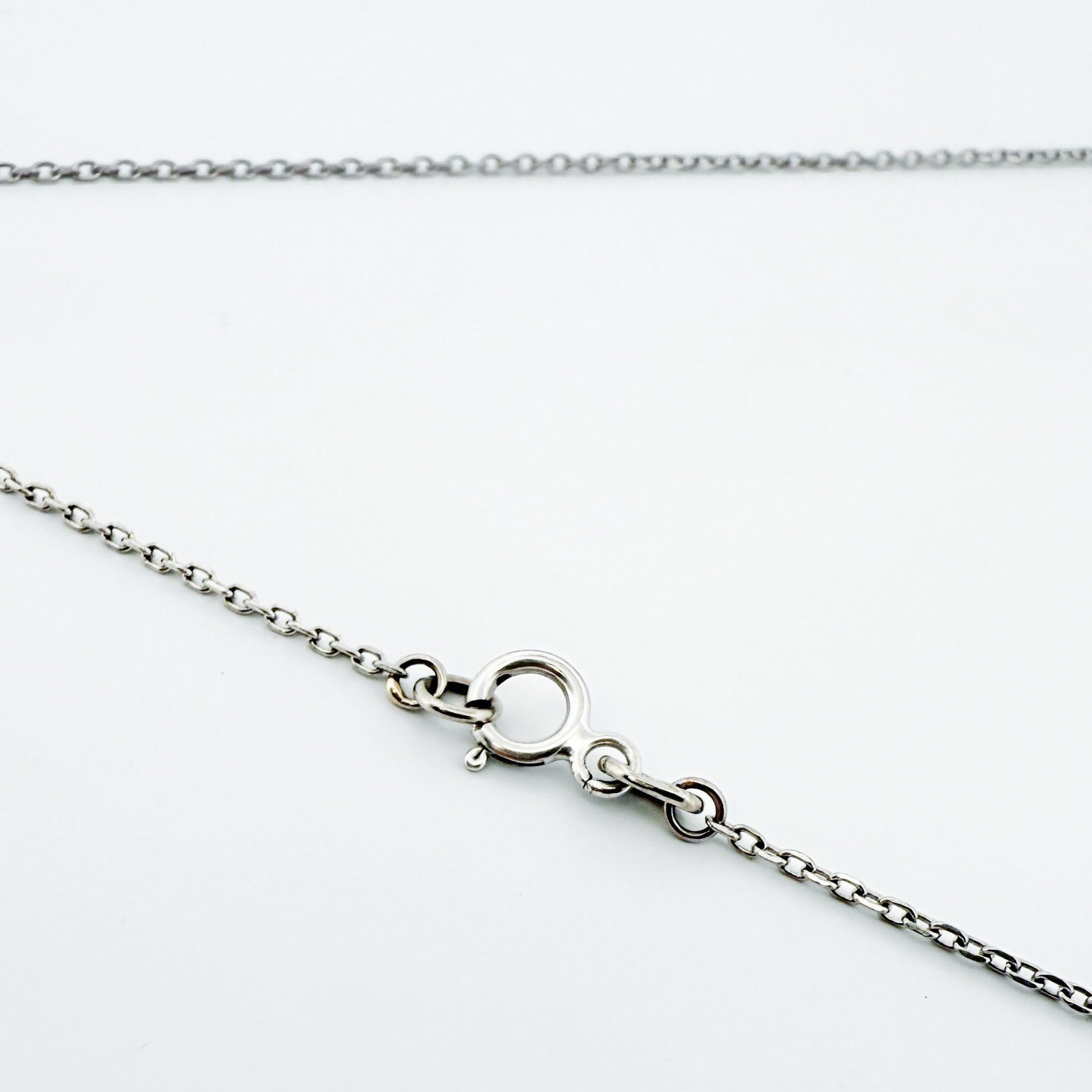 Comprar colgante en oro blanco de 18kt en forma de círculos con diamantes negros y blancos. Joyas segunda mano. Joyería Ian'Or.