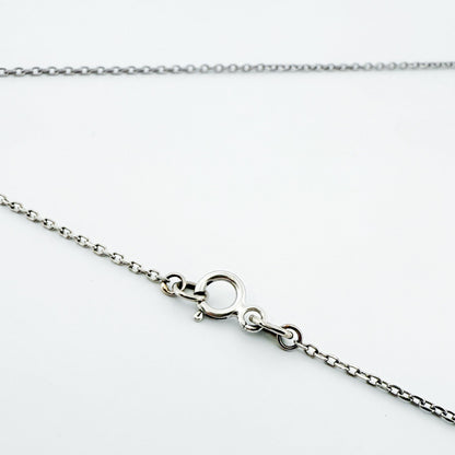 Comprar colgante en oro blanco de 18kt en forma de círculos con diamantes negros y blancos. Joyas segunda mano. Joyería Ian'Or.