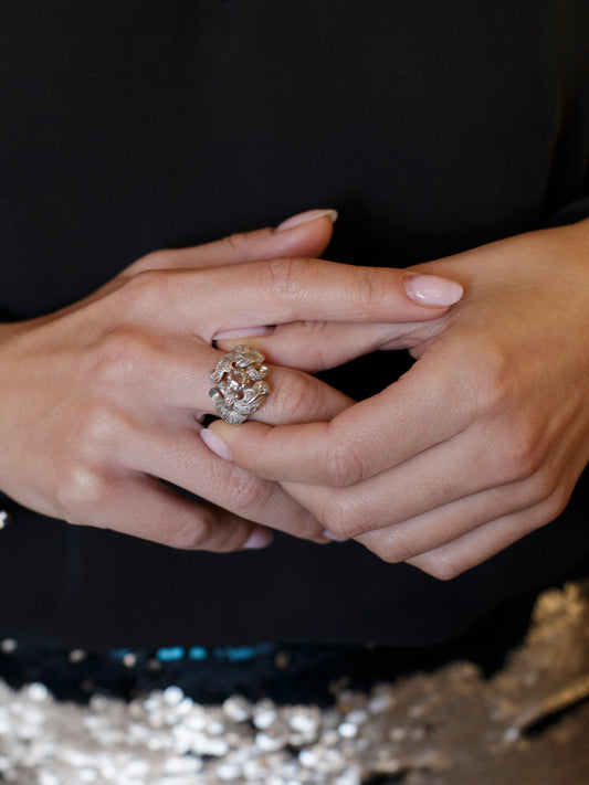 Comprar anillo antiguo en oro amarillo de 18kt con un brillante central y pequeños diamantes talla antigua engastados en platino. Joyas vintage segunda mano.