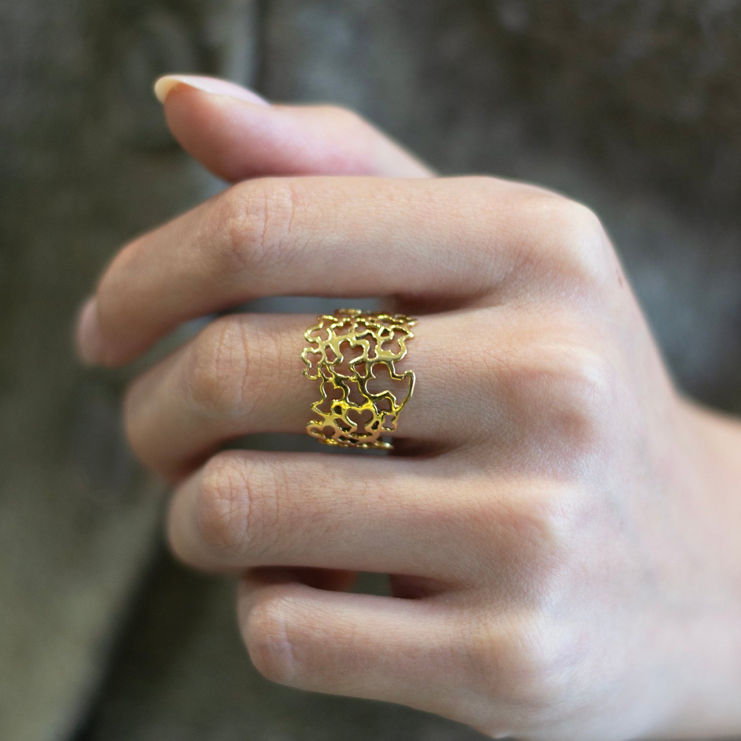 Anillo original de TOUS realizado en oro amarillo de 18kt modelo Milosos con el icónico relieve de los Ositos de Tous. Joyas de Tous de oro baratas en Bcn.