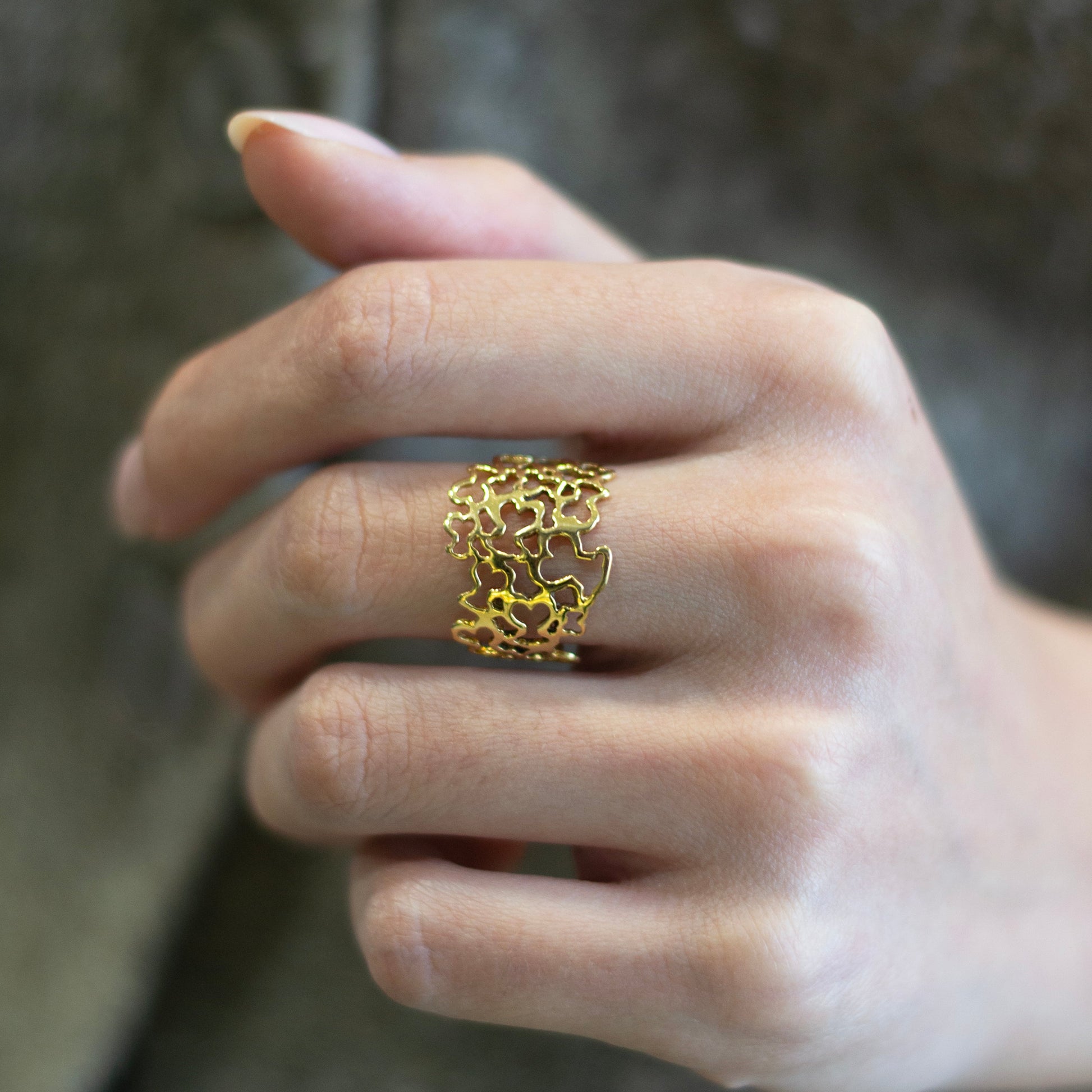 Anillo original de TOUS realizado en oro amarillo de 18kt modelo Milosos con el icónico relieve de los Ositos de Tous. Joyas de Tous de oro baratas en Bcn.