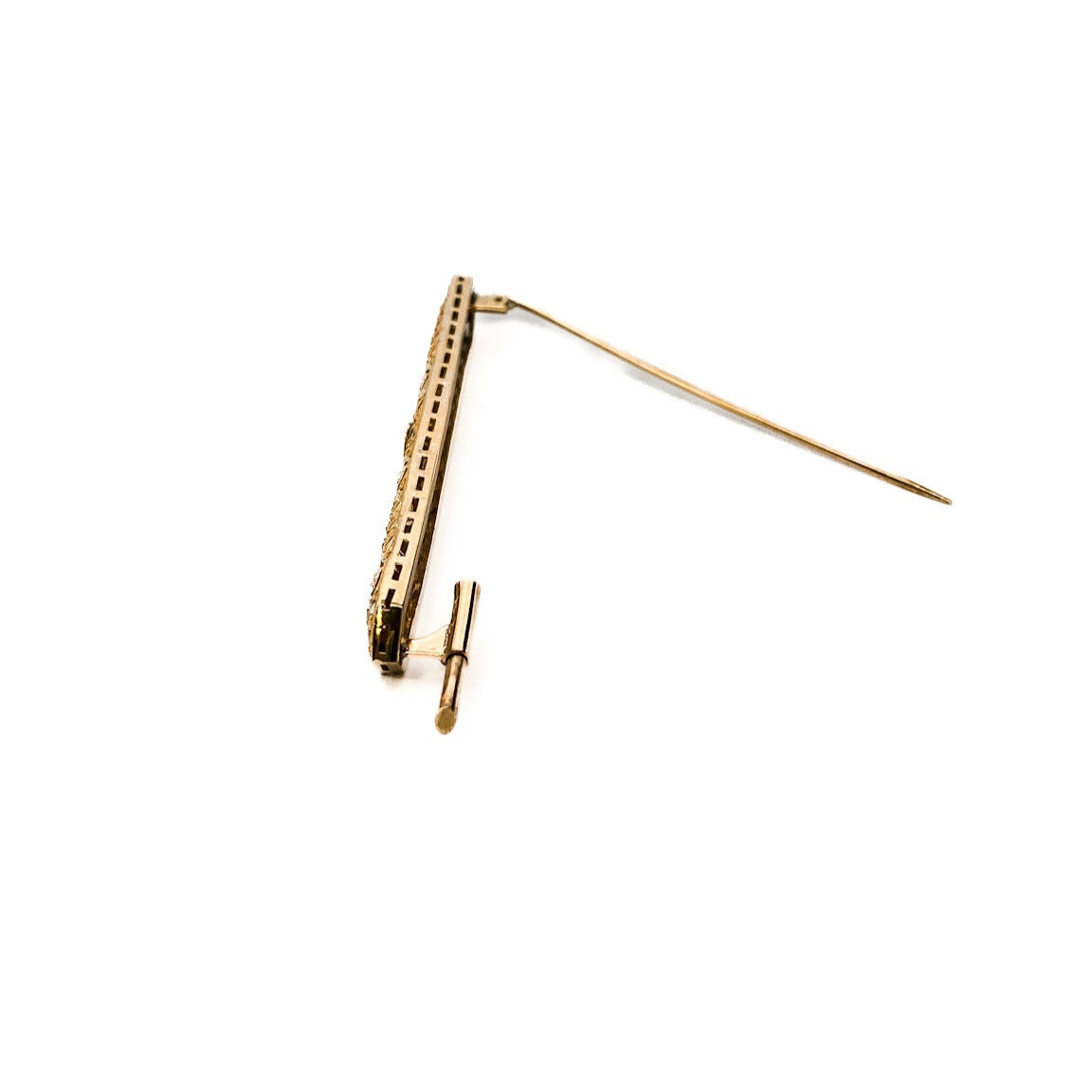 Broche vintage art decó tipo alfiler realizado en Oro amarillo de 18kt con pequeños&nbsp; diamantes talla antigua y un diamante central de 2,5mm.  Broches de oro vintage para novias.
