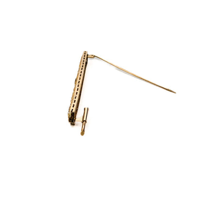 Broche vintage art decó tipo alfiler realizado en Oro amarillo de 18kt con pequeños&nbsp; diamantes talla antigua y un diamante central de 2,5mm.  Broches de oro vintage para novias.