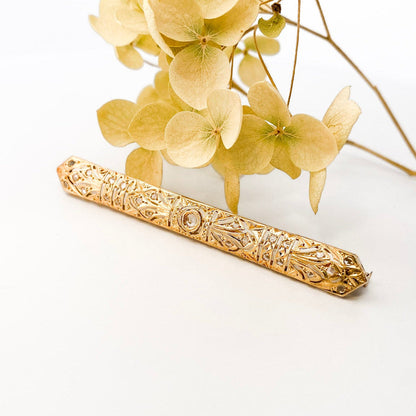 Broche vintage art decó tipo alfiler realizado en Oro amarillo de 18kt con pequeños&nbsp; diamantes talla antigua y un diamante central de 2,5mm.  Broches de oro vintage para novias.