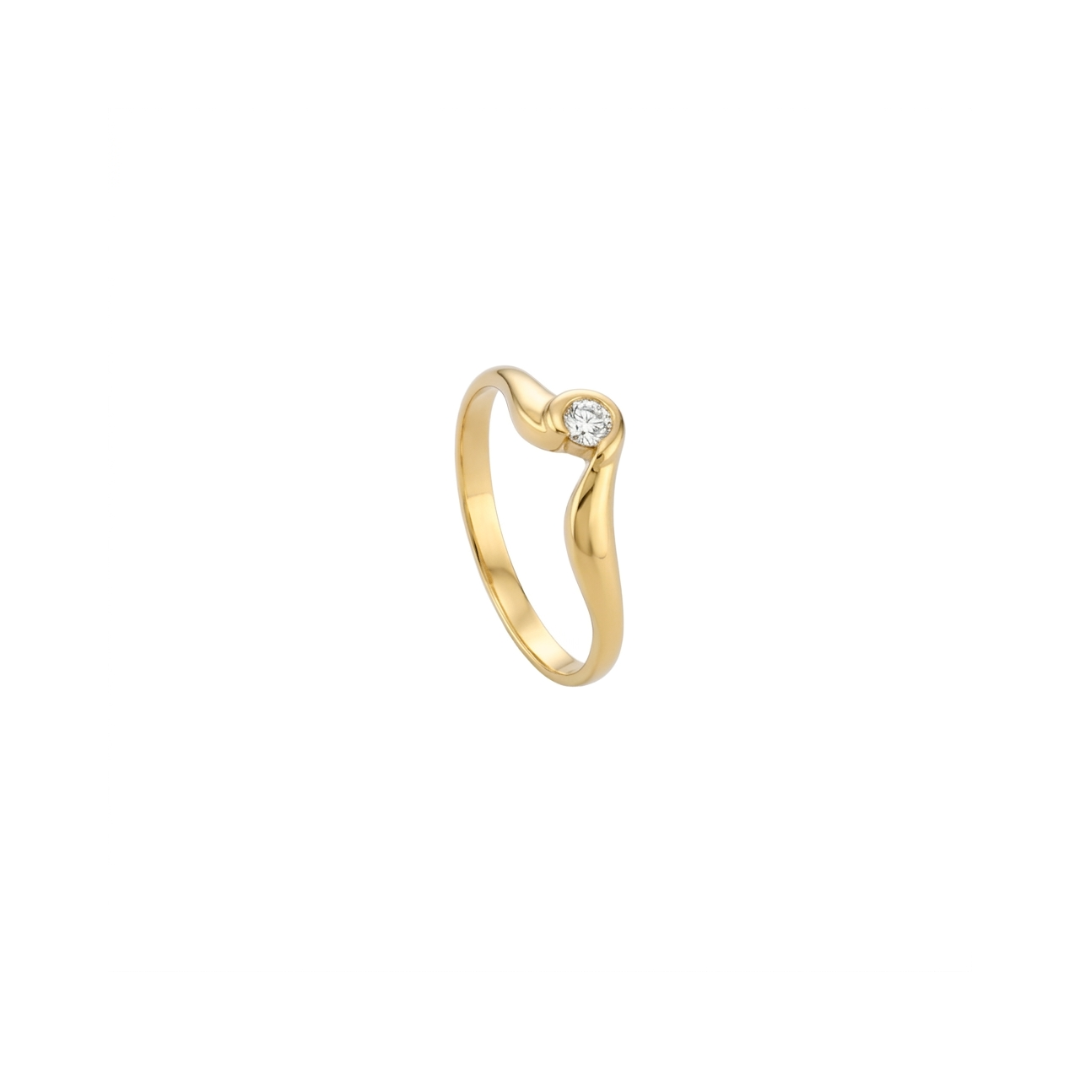 Anillo realizado en oro amarillo de 18kt con engaste irregular de diamante talla brillante en la parte central. Anillos de segunda mano baratos Barcelona.
