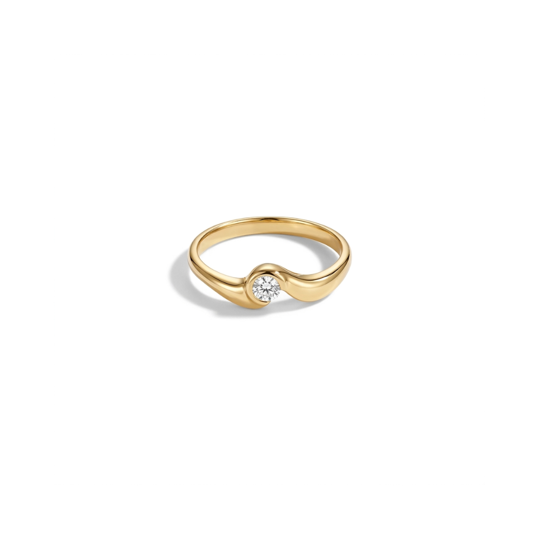 Anillo realizado en oro amarillo de 18kt con engaste irregular de diamante talla brillante en la parte central. Anillos de segunda mano baratos Barcelona.
