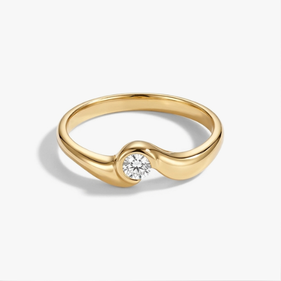 Anillo realizado en oro amarillo de 18kt con engaste irregular de diamante talla brillante en la parte central. Anillos de segunda mano baratos Barcelona.
