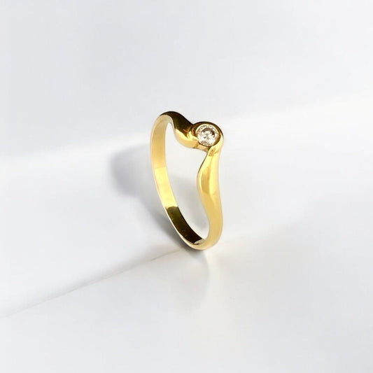 Anillo realizado en oro amarillo de 18kt con engaste irregular de diamante talla brillante en la parte central. Anillos de segunda mano baratos Barcelona.
