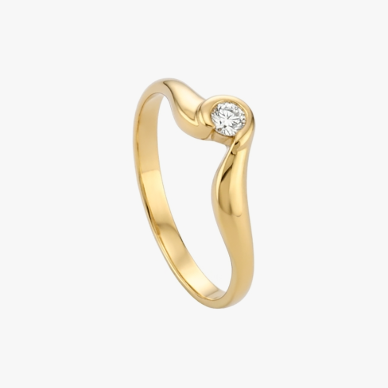 Anillo realizado en oro amarillo de 18kt con engaste irregular de diamante talla brillante en la parte central. Anillos de segunda mano baratos Barcelona.
