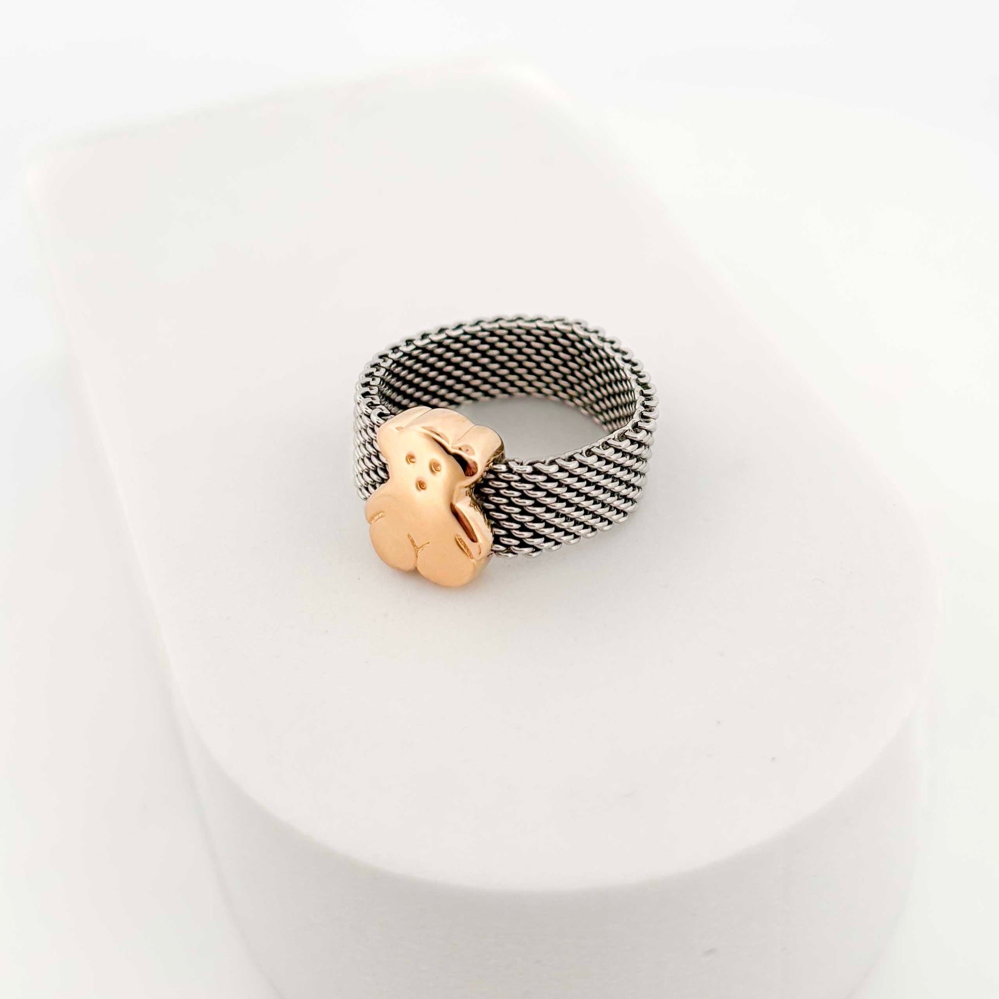 Anillo de Tous realizado con el tejido de malla en acero y botón en oro amarillo de 18k. Joyas segunda mano Tous en Barcelona. Joyas Tous baratas.