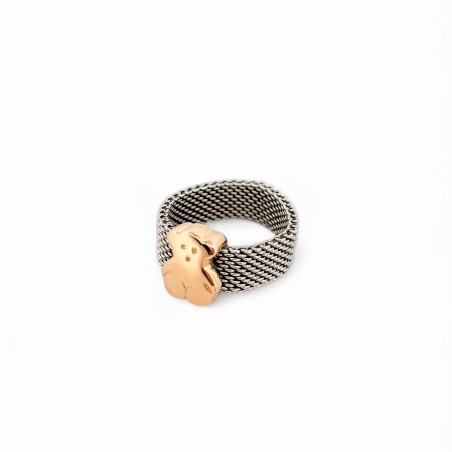 Anillo de Tous realizado con el tejido de malla en acero y botón en oro amarillo de 18k. Joyas segunda mano Tous en Barcelona. Joyas Tous baratas.