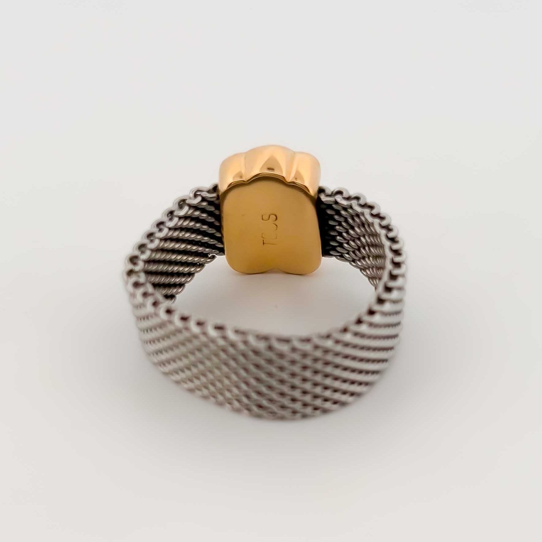 Anillo de Tous realizado con el tejido de malla en acero y botón en oro amarillo de 18k. Joyas segunda mano Tous en Barcelona. Joyas Tous baratas.