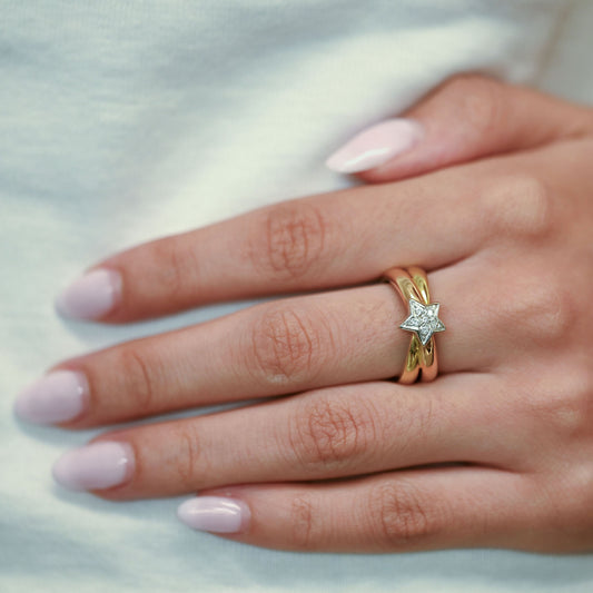 Comprar anillo realizado en oro blanco, rosa y amarillo de 18kt con estrella central con 6 diamantes talla brillante. Joyas de oro 18kt. Envío gratis