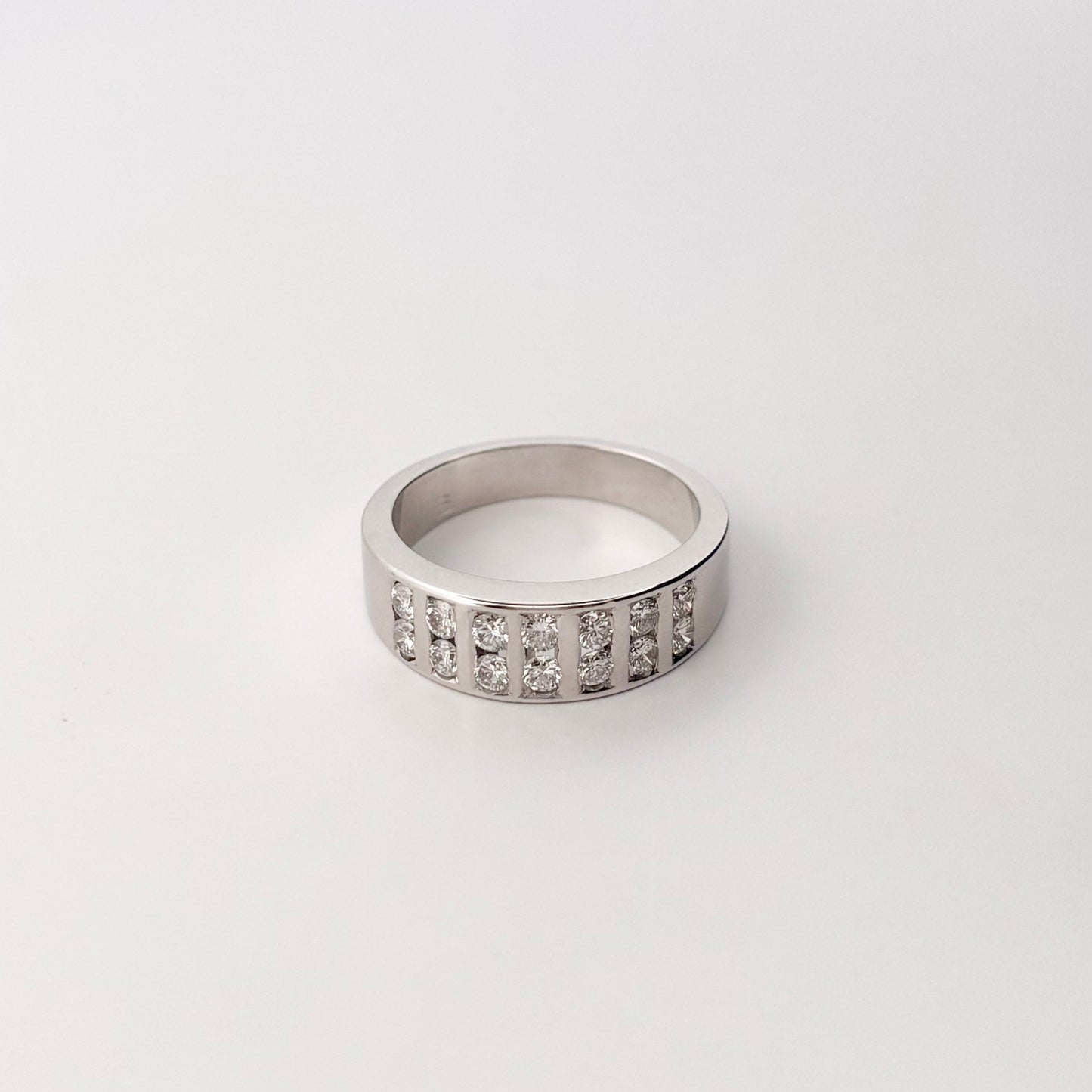 Comprar sortija realizada en oro blanco de 18kt con 7 tiras de diamantes talla brillante intercalados. Joyas de oro 18kt. Joyas con diamantes. Envío gratis.