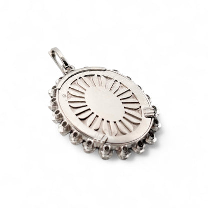 Colgante medalla realizado en oro blanco de 18kt con imagen de virgen con precioso esmalte al fuego i 20 diamantes alrededor del colgante. Joyas segunda mano.