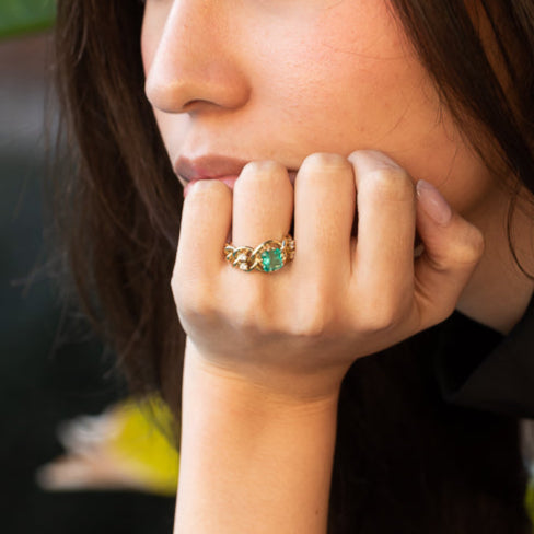 Comprar anillo Oro amarillo de 18kt con una esmeralda central talla princesa y dos diamantes talla brillante a cada lado. Joyas de segunda mano. Joyería Ian'Or.