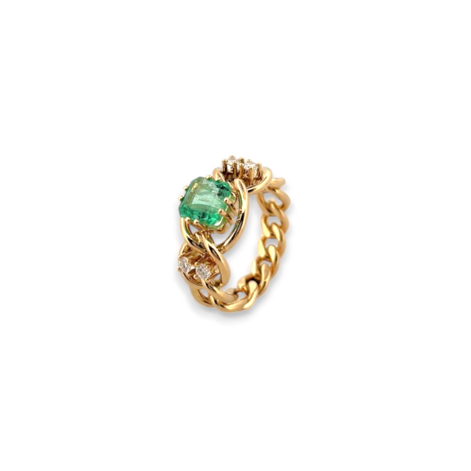 Comprar anillo Oro amarillo de 18kt con una esmeralda central talla princesa y dos diamantes talla brillante a cada lado. Joyas de segunda mano. Joyería Ian'Or.