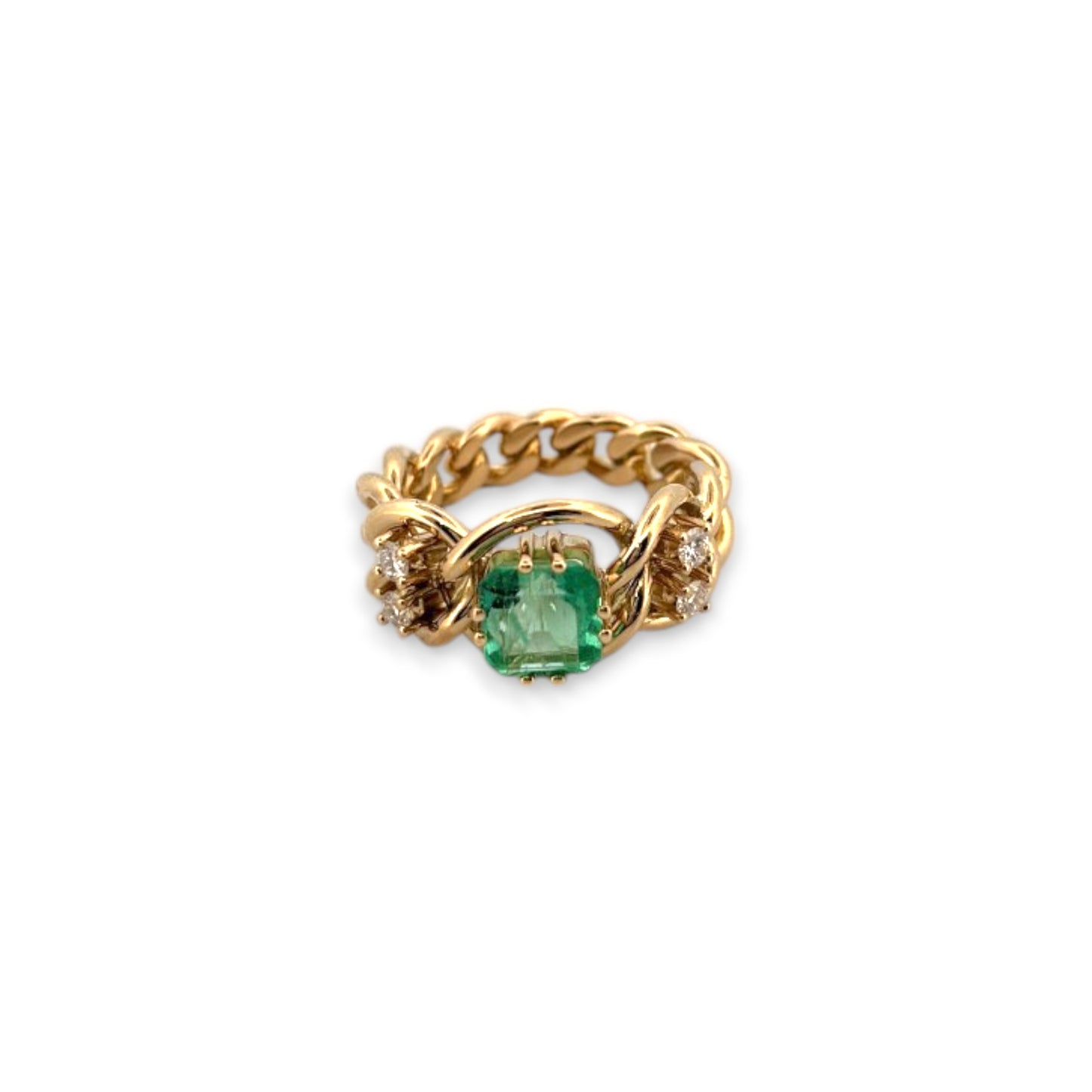 Comprar anillo Oro amarillo de 18kt con una esmeralda central talla princesa y dos diamantes talla brillante a cada lado. Joyas de segunda mano. Joyería Ian'Or.