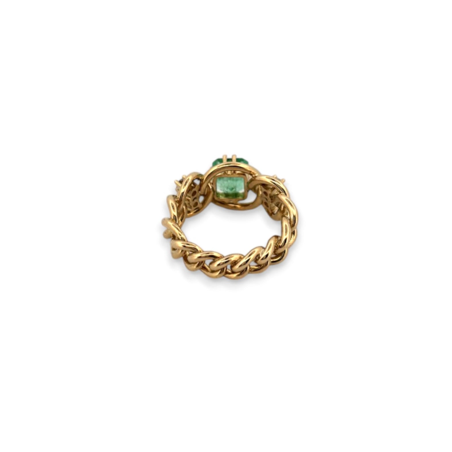 Comprar anillo Oro amarillo de 18kt con una esmeralda central talla princesa y dos diamantes talla brillante a cada lado. Joyas de segunda mano. Joyería Ian'Or.