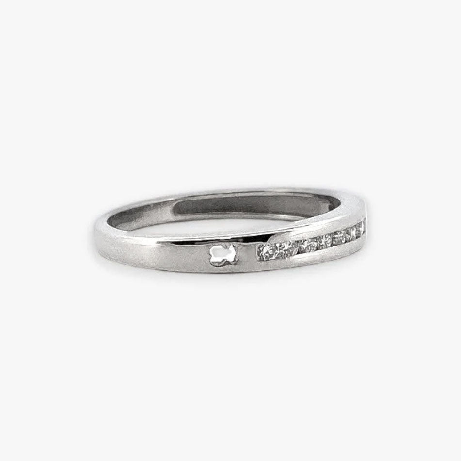 Comprar media alianza de la firma Tous realizada en oro blanco de 18kt con carril de 12 diamantes talla brillante. Anillos de compromiso Tous. Envío gratis.