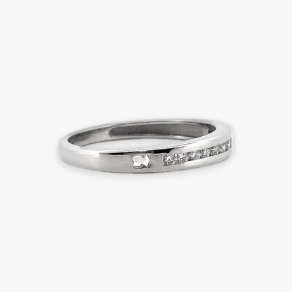 Comprar media alianza de la firma Tous realizada en oro blanco de 18kt con carril de 12 diamantes talla brillante. Anillos de compromiso Tous. Envío gratis.
