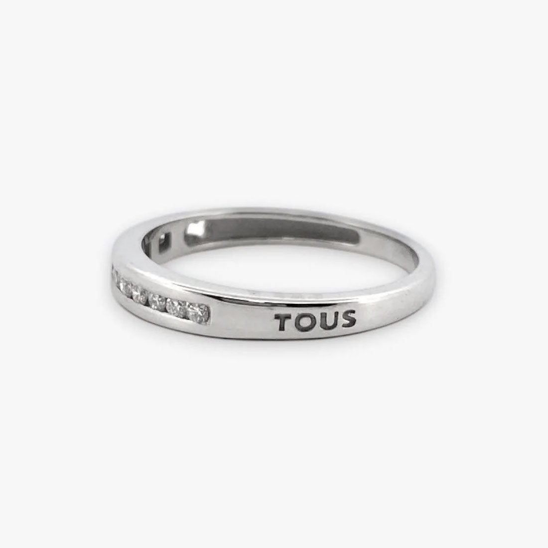 Comprar media alianza de la firma Tous realizada en oro blanco de 18kt con carril de 12 diamantes talla brillante. Anillos de compromiso Tous. Envío gratis.