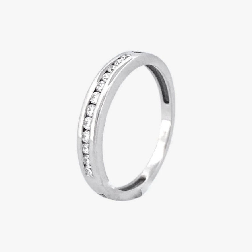 Comprar media alianza de la firma Tous realizada en oro blanco de 18kt con carril de 12 diamantes talla brillante. Anillos de compromiso Tous. Envío gratis.