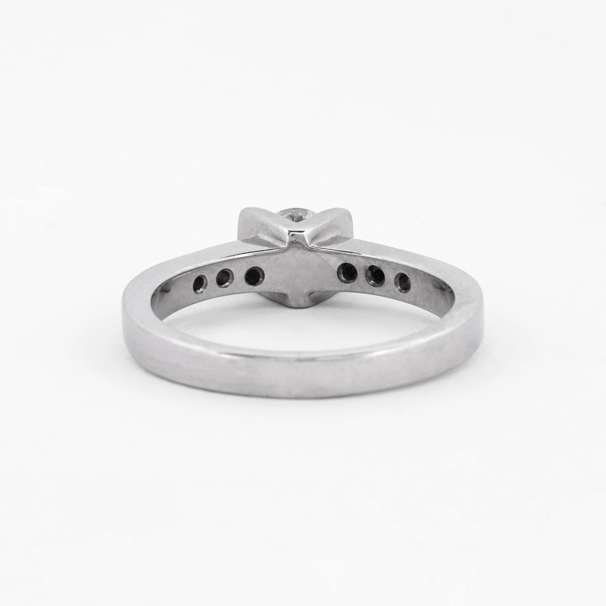 Comprar solitario realizado en oro blanco y diamante central en v y 3 diamantes en cada lado. Joyas de segunda mano baratas. Joyería Ian'Or. Envío gratis.