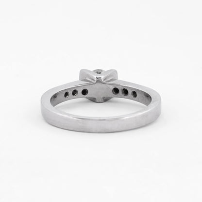 Comprar solitario realizado en oro blanco y diamante central en v y 3 diamantes en cada lado. Joyas de segunda mano baratas. Joyería Ian'Or. Envío gratis.