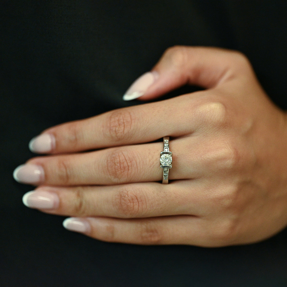 Comprar solitario realizado en oro blanco y diamante central en v y 3 diamantes en cada lado. Joyas de segunda mano baratas. Joyería Ian'Or. Envío gratis.