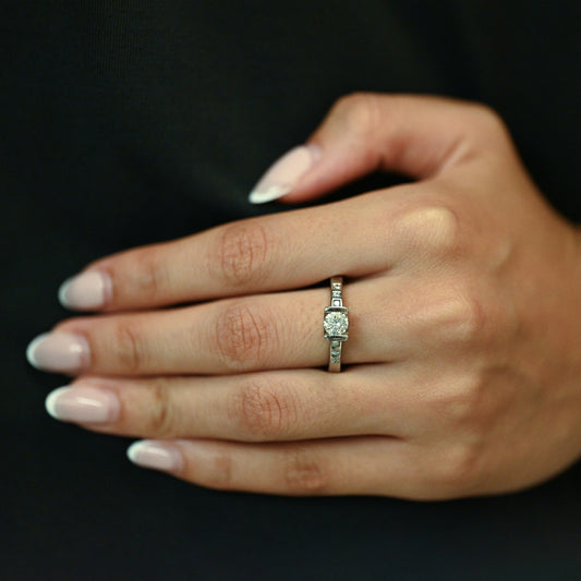 Comprar solitario realizado en oro blanco y diamante central en v y 3 diamantes en cada lado. Joyas de segunda mano baratas. Joyería Ian'Or. Envío gratis.