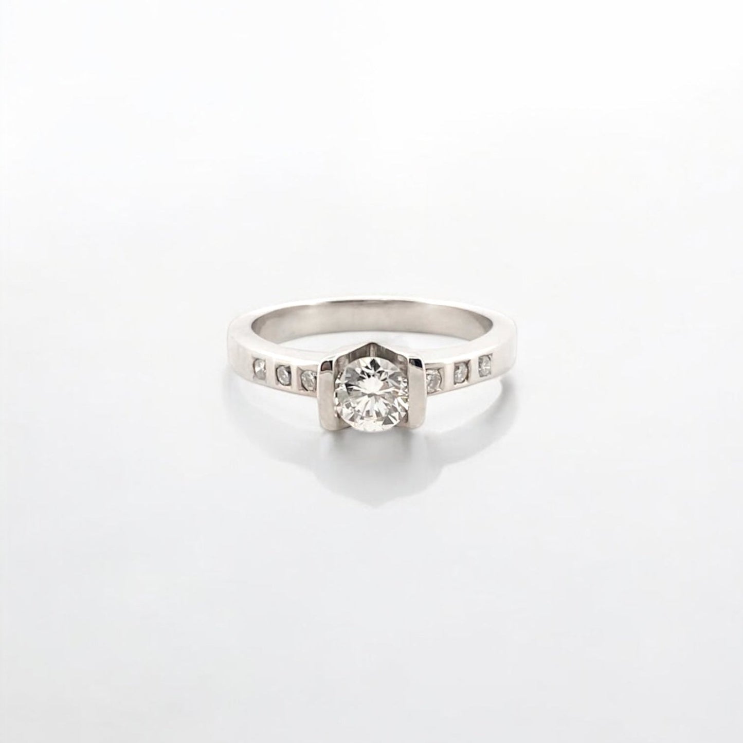 Comprar solitario realizado en oro blanco y diamante central en v y 3 diamantes en cada lado. Joyas de segunda mano baratas. Joyería Ian'Or. Envío gratis.