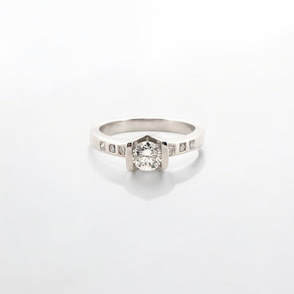 Comprar solitario realizado en oro blanco y diamante central en v y 3 diamantes en cada lado. Joyas de segunda mano baratas. Joyería Ian'Or. Envío gratis.