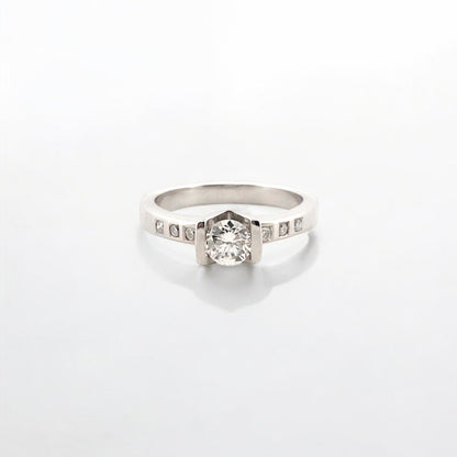 Comprar solitario realizado en oro blanco y diamante central en v y 3 diamantes en cada lado. Joyas de segunda mano baratas. Joyería Ian'Or. Envío gratis. 