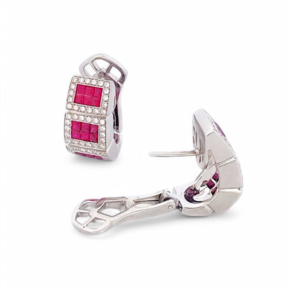 Comprar pendientes de oro blanco de 18kt con 54 diamantes y 18 rubíes en cada pendiente. Cierre tipo omega. Pendientes con diamantes baratos. Joyas con rubís.