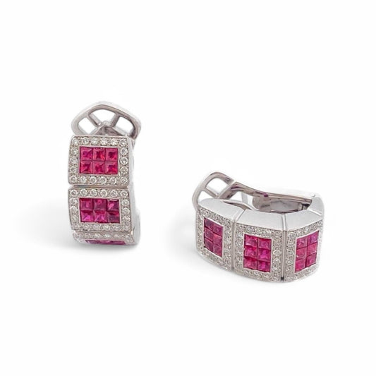 Comprar pendientes de oro blanco de 18kt con 54 diamantes y 18 rubíes en cada pendiente. Cierre tipo omega. Pendientes con diamantes baratos. Joyas con rubís.