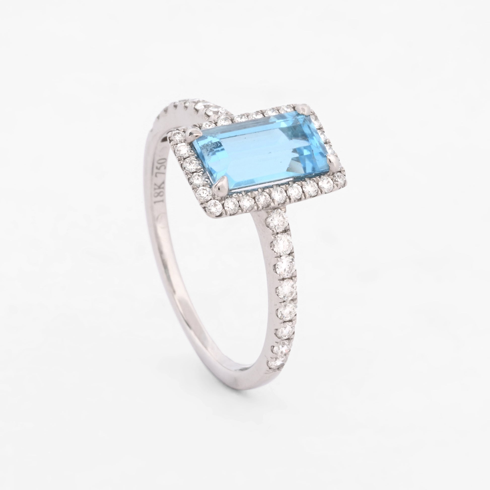 Comprar anillo de la firma Suarez realizado en oro blanco de 18kt con un topacio talla baguette y diamantes talla brillante alrededor. Joyas de segunda mano Ian'Or.