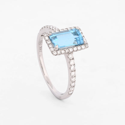 Comprar anillo de la firma Suarez realizado en oro blanco de 18kt con un topacio talla baguette y diamantes talla brillante alrededor. Joyas de segunda mano Ian'Or.