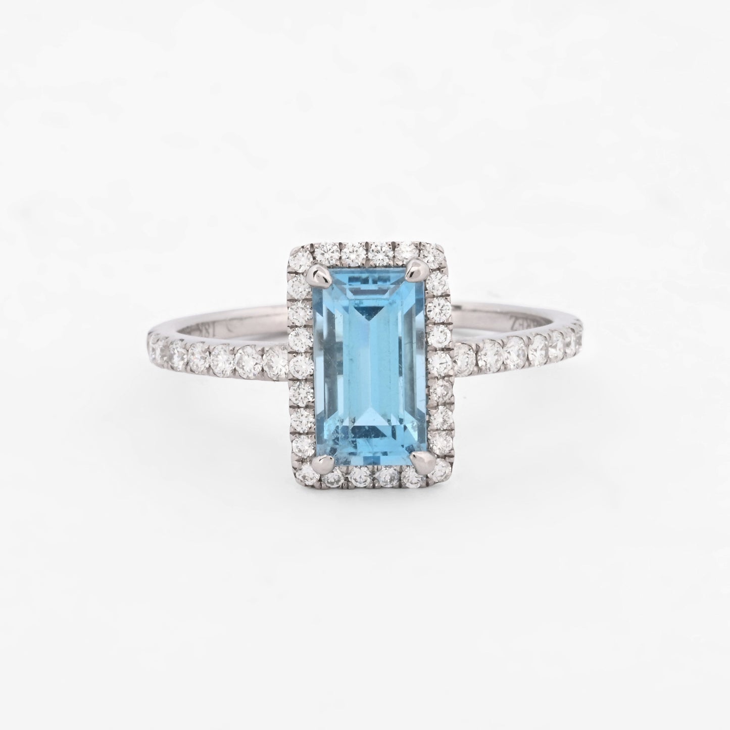 Comprar anillo de la firma Suarez realizado en oro blanco de 18kt con un topacio talla baguette y diamantes talla brillante alrededor. Joyas de segunda mano Ian'Or.