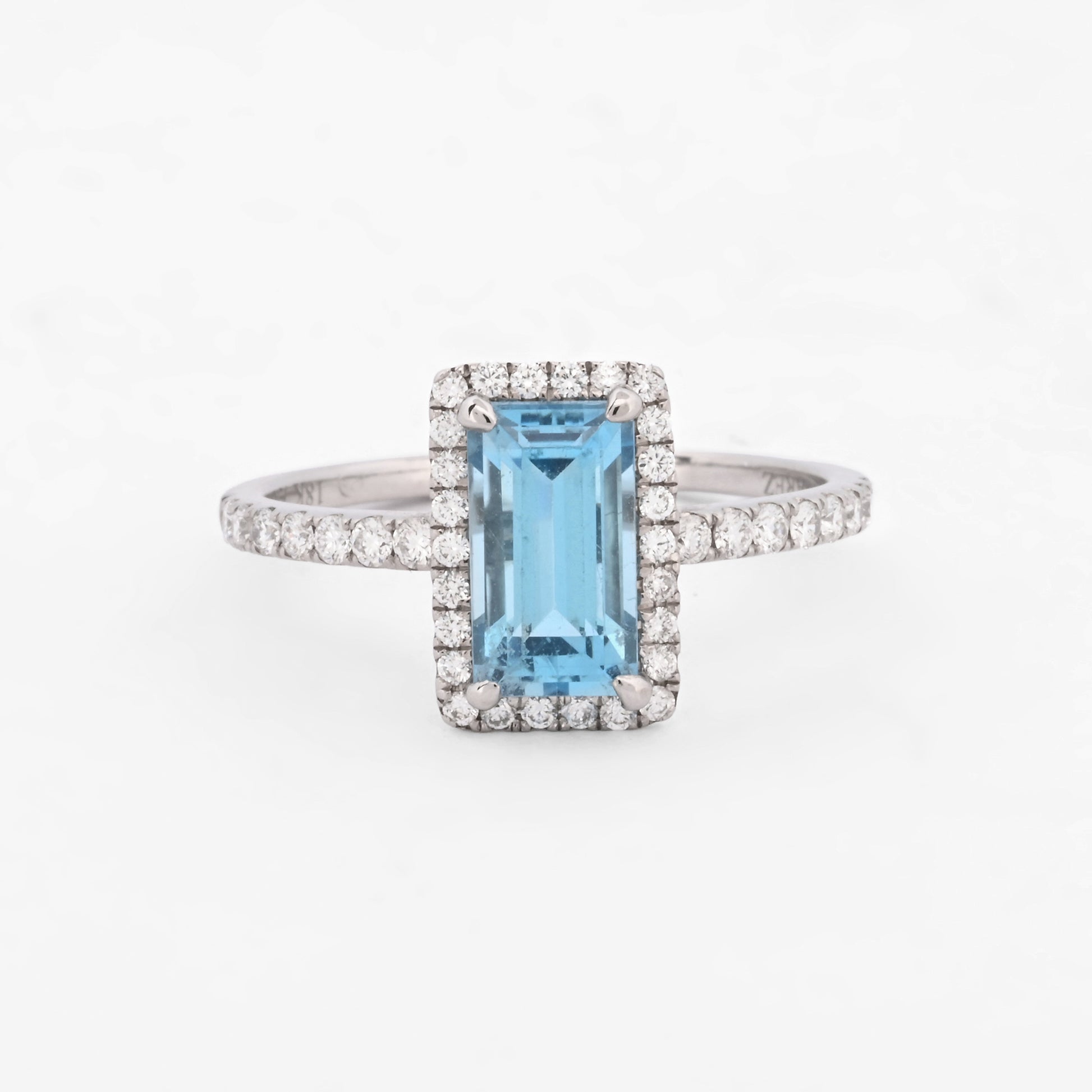 Comprar anillo de la firma Suarez realizado en oro blanco de 18kt con un topacio talla baguette y diamantes talla brillante alrededor. Joyas de segunda mano Ian'Or.