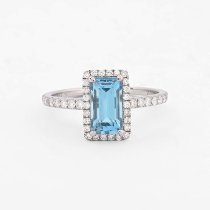 Comprar anillo de la firma Suarez realizado en oro blanco de 18kt con un topacio talla baguette y diamantes talla brillante alrededor. Joyas de segunda mano Ian'Or.