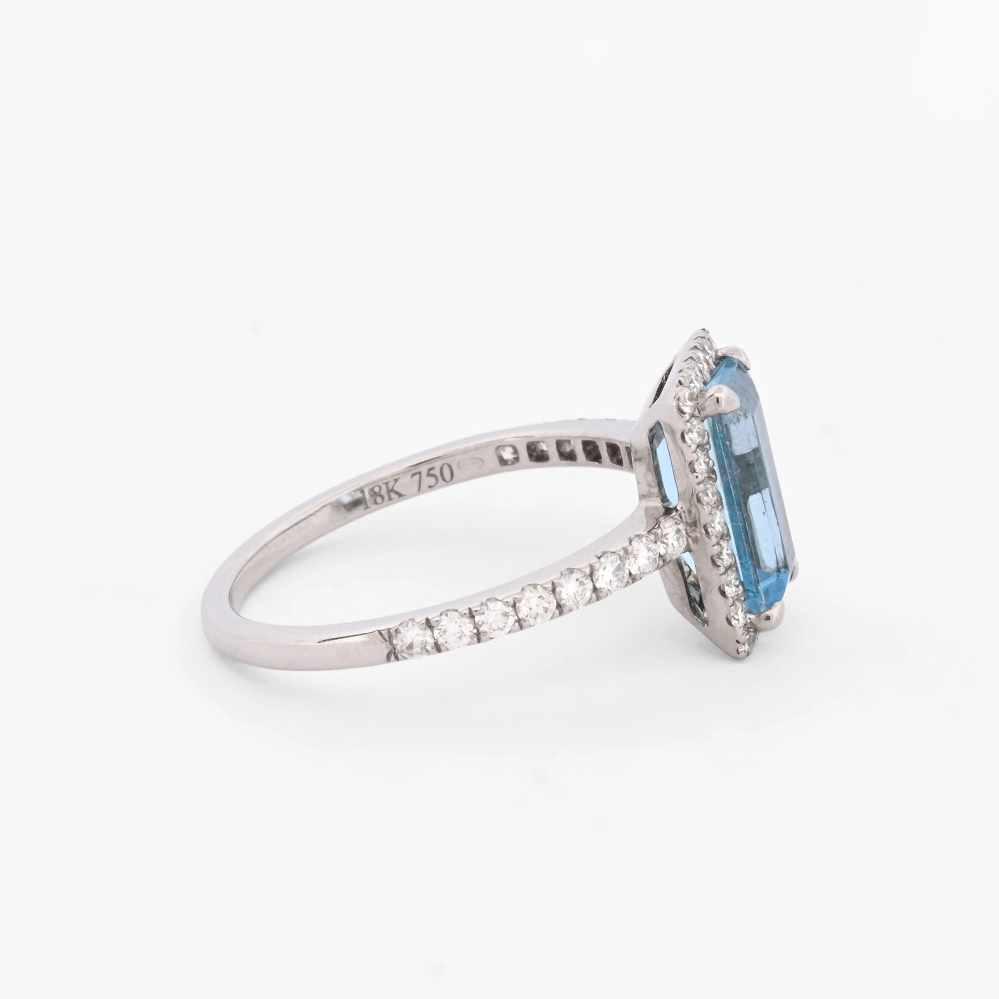 Comprar anillo de la firma Suarez realizado en oro blanco de 18kt con un topacio talla baguette y diamantes talla brillante alrededor. Joyas de segunda mano Ian'Or.